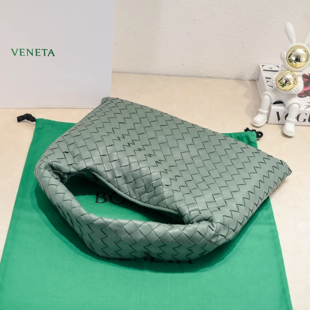 Batch 1860 #Bv new small HOP bag, the bag body and handles are made of a whole piece of woven leather. The bag body is soft and lazy. Hop symbolizes the praise of innovation and eternal craftsmanship [love]. The pyramid silhouette combines practicality and fashion. It is modern and casual. The double-sided closure design of the bag mouth is more convenient and safe! The cowhide texture also makes the bag more wear-resistant and durable. A must-have for fashionable ladies who like minimalism yet comfortable and casual! Size: 41x20.5x7.5, Model: 3966#